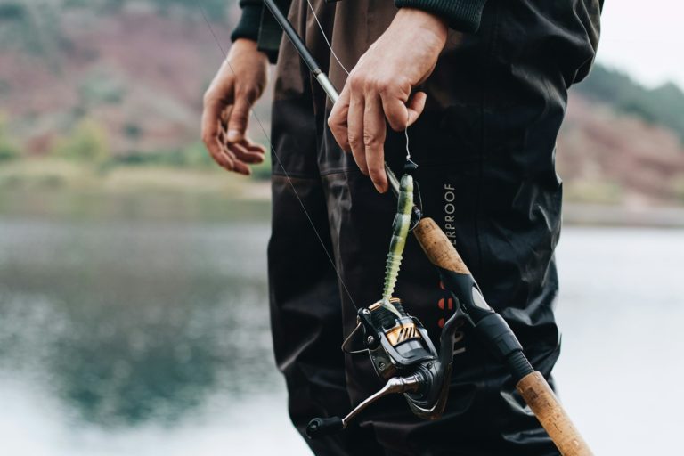Activité pêche au camping du lac à Guerlédan