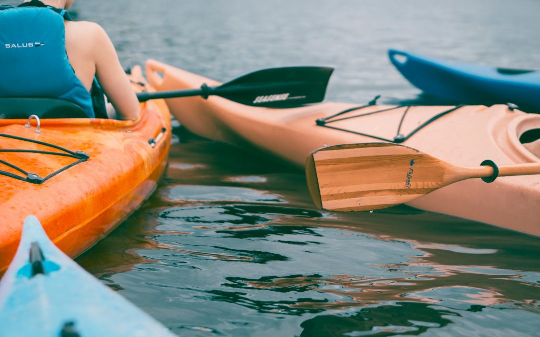 Activité kayak au camping du lac à Guerlédan