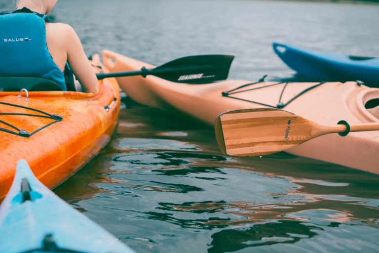 Activité kayak au camping du lac à Guerlédan